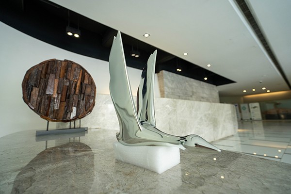 Custom Stainless Steel Flying Bird Sculpture – Modern Abstract Mirror Art for Interior and Landscape Display